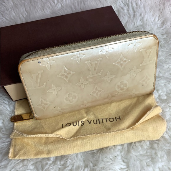 Louis Vuitton Handbags - Louis Vuitton Cream Vernis Zip Wallet Clutch